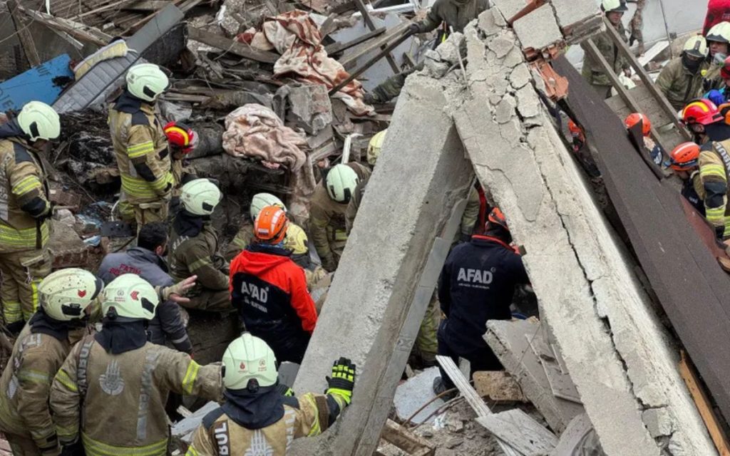 TRAGEDIJA U ISTANBULU: Nakon eksplozije se srušile dve zgrade, u toku akcija spasavanja! (VIDEO)