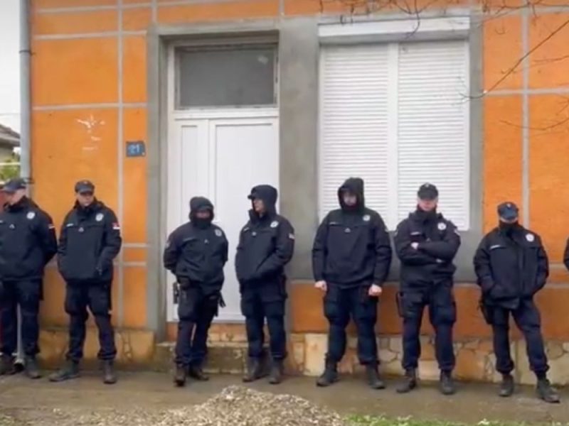 POLICIJA ČUVA PRIVATAN POSED:  Posmatrači otkrili kuću u kojoj se nalaze ljudi sa biračkim spiskovima!