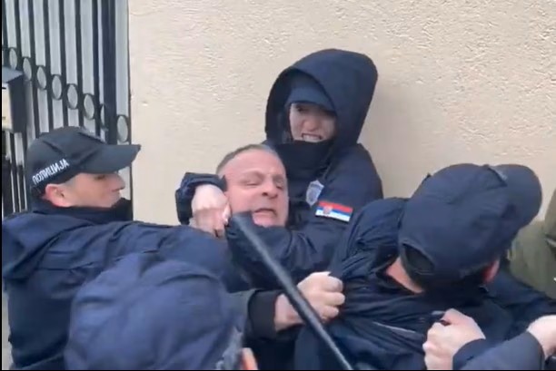 „SLOMIO SI MI RUKU SAMO ZATO ŠTO SAM BRANIO SINA!“: Potresna ispovest oca koga su u Kuli davila tri policajca, a potom i privela! (VIDEO)