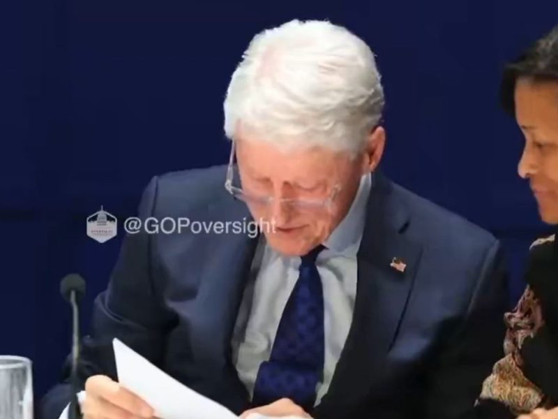 KLINTONOVI SVEDOČILI O „AFERI EPŠTAJN“: Objavljeni snimci saslušanja, jedna reakcija bivšeg predsednika šokirala javnost! (VIDEO)