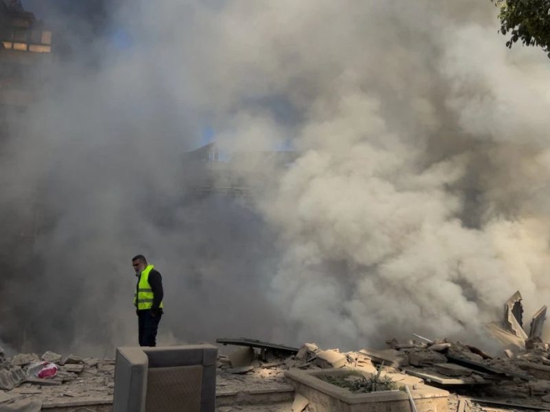 IRAN NAPAO DRONOVIMA: Pogođena američka ambasada u prestonici Saudijske Arabije, zgrada u plamenu! (VIDEO)