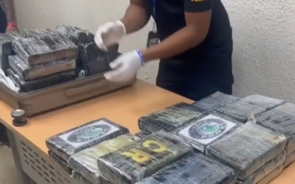 SRBI UHAPŠENI NA AERODROMU U DOMINIKANSKOJ REPUBLICI: Pokušali u koferima da prošvercuju 75 paketa kokaina! (VIDEO)