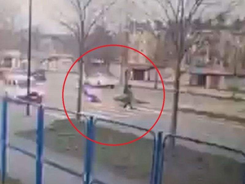 STRAŠNA NESREĆA U NOVOM SADU: Motociklista udario čoveka na pešačkom prelazu, veoma uznemirujući snimak! (VIDEO)