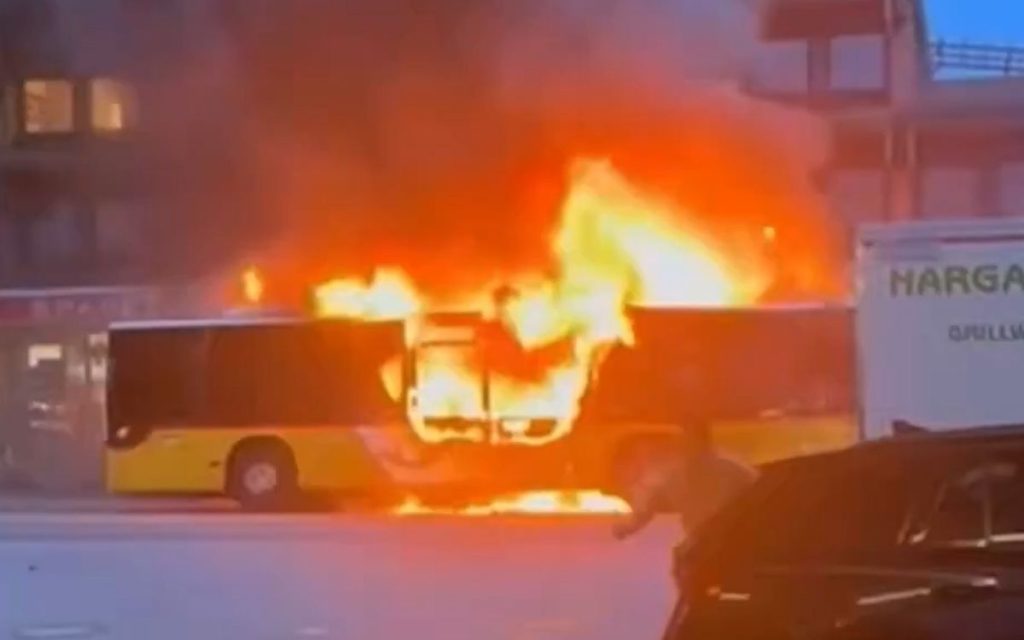 NEZAPAMĆEN UŽAS U ŠVAJCARSKOJ: Muškarac se zapalio u autobusu, stradalo šest ljudi! (VIDEO)