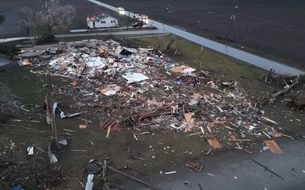 RAZORNA OLUJA POGODILA ILINOIS: Najmanje dve osobe stradale u naletu tornada, pao najveći grad ikad zabeležen! (VIDEO)