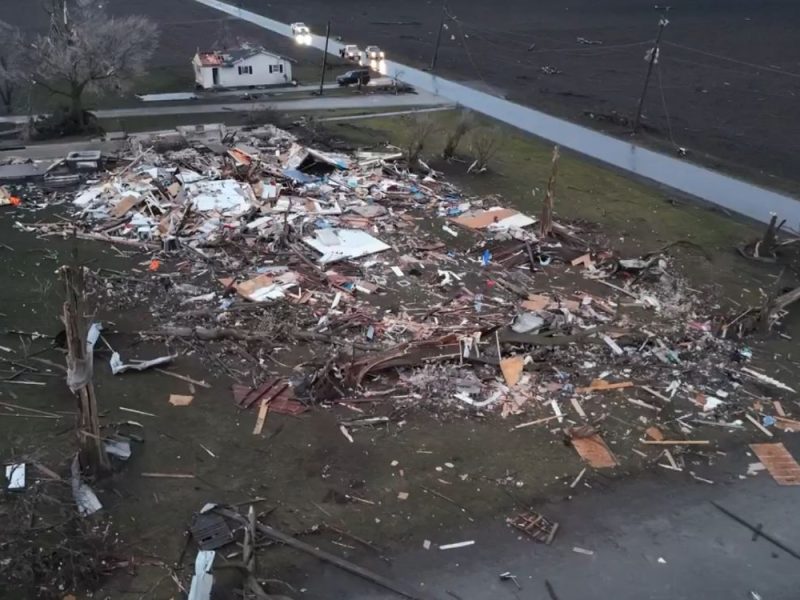 RAZORNA OLUJA POGODILA ILINOIS: Najmanje dve osobe stradale u naletu tornada, pao najveći grad ikad zabeležen! (VIDEO)