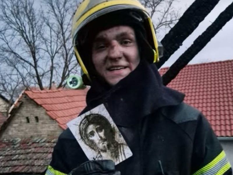 KUĆA IZGORELA, IKONA OSTALA NETAKNUTA: Vatrogasci pronašli čudo u zgarištu požara u Bečeju! (FOTO)