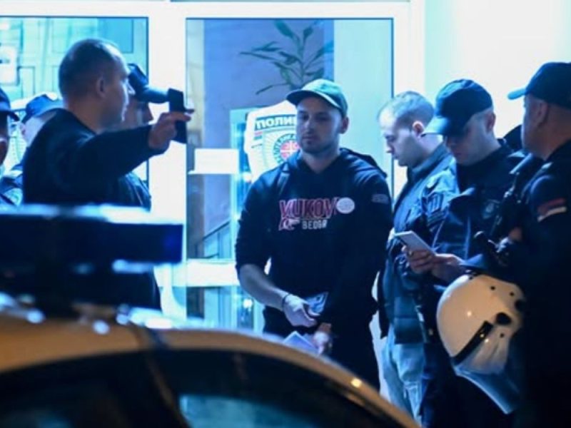 PRIVEDENI STUDENT LUKA PUŠTEN NA SLOBODU: Optužen zbog lepljenja nalepnica sa likom Marka Krička, terete ga za ugrožavanje bezbednosti!