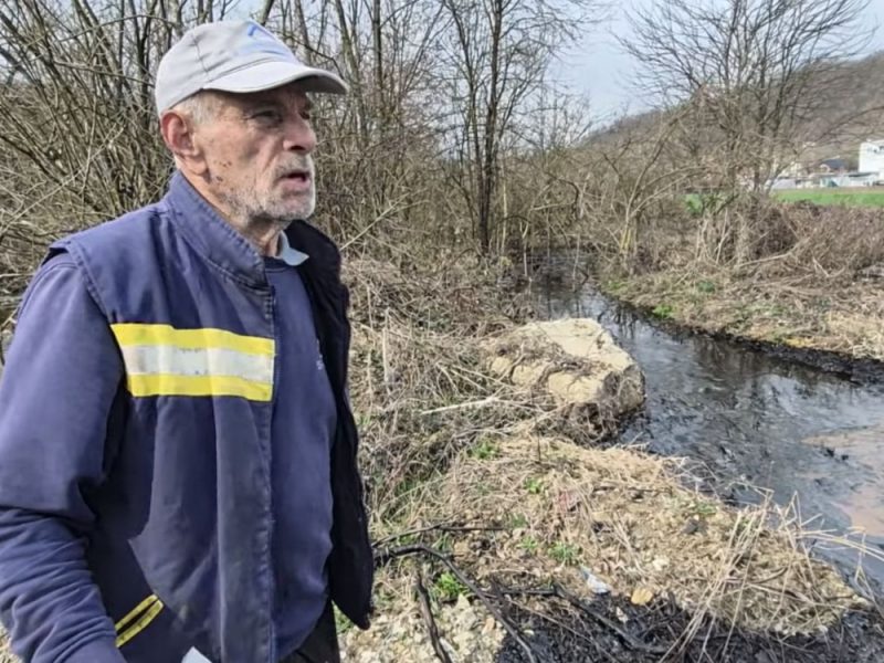 NEVEROVATNA PRIČA IZ BOSNE: Dok ceo svet strepi oko nafte, na Hajrovoj njivi crno zlato otiče u reku! (VIDEO)