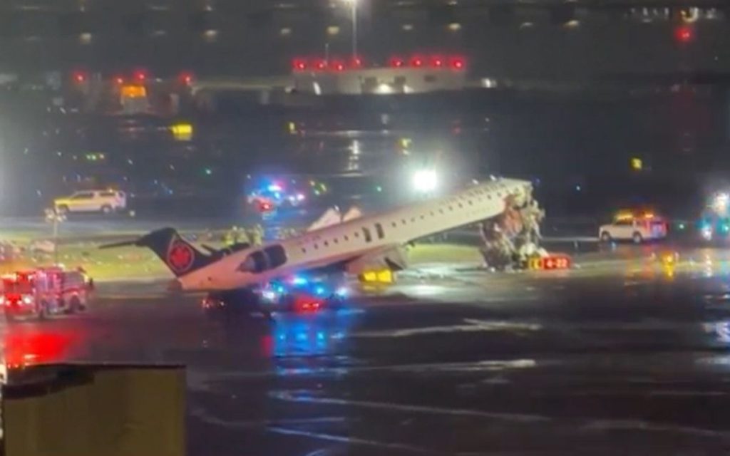 TEŠKA NESREĆA NA AERODROMU U NJUJORKU: Avion se zabio u vozilo na pisti, najmanje dve osobe poginule! (VIDEO)