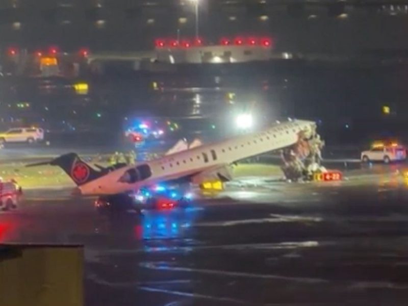 TEŠKA NESREĆA NA AERODROMU U NJUJORKU: Avion se zabio u vozilo na pisti, najmanje dve osobe poginule! (VIDEO)