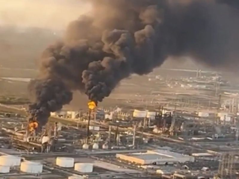 VATRA I CRNI DIM NAD TEKSASOM: Eksplodirala velika naftna rafinerija, vatrogasci se bore sa požarom! (VIDEO)