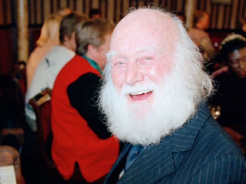 VANDALIZOVAN GROB LEGENDE „MUĆKI“: Fanovi skupljaju novac za obnovu nadgrobnog spomenika čuvenog „Ujka Alberta“!