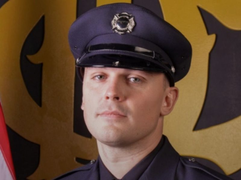 HEROJSKI IZGUBIO ŽIVOT U NAJGOREM TRENUTKU: Sahrana čikaškog vatrogasca (32) odložena zbog porođaja supruge!