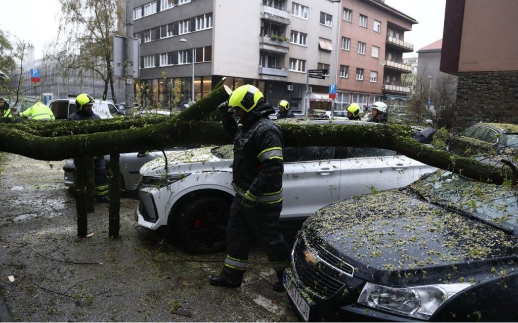 SNAŽNO NEVREME POGODILO HRVATSKU: Situacija najteža u Zagrebu, vetar čupao drveće, zatvorene škole i vrtići!
