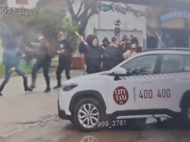 BATINAŠI NAPALI GRAĐANJE U KULI: Morali da se sakriju na stadionu, policija ih štiti od besnog naroda! (VIDEO)