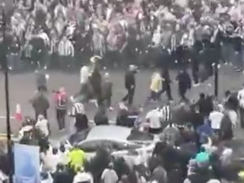 MASOVNA TUČA U ENGLESKOJ: Sukobili se navijači pred veliki derbi, letele flaše i kamenice! (VIDEO)