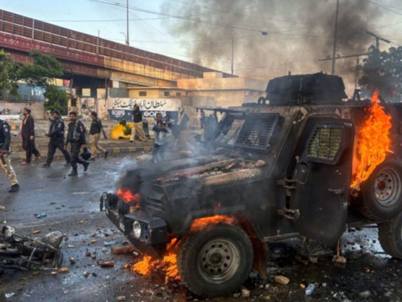 KRVAVI NEREDI ZBOG SMRTI HAMNEIJA: Najmanje 23 mrtvih u Pakistanu, demonstranti probili zid američkog konzulata! (VIDEO)