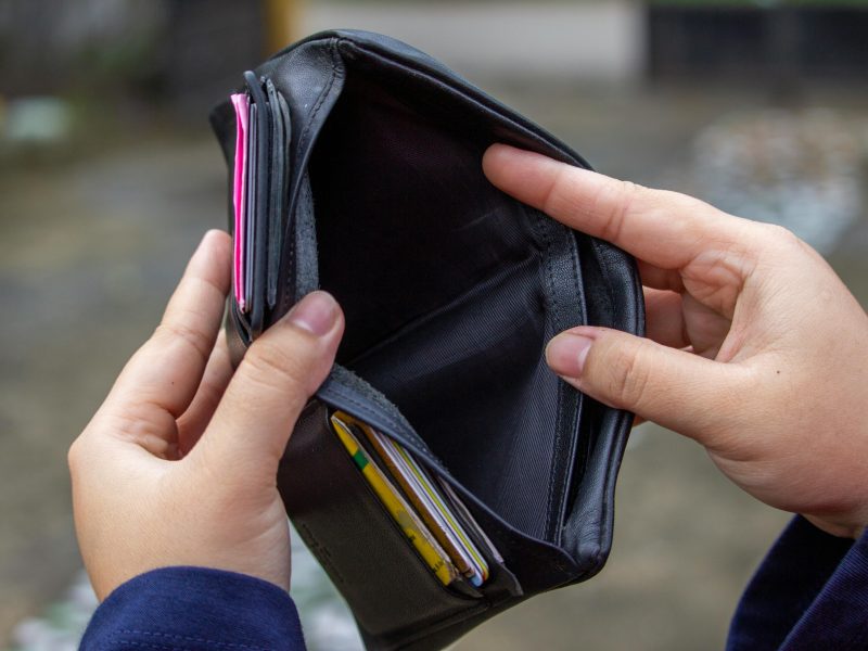 CEO SVET ĆE PLAĆATI RAT U IRANU: Hrana, lekovi, đubrivo i kozmetika poskušljuju zbog blokade Ormuskog moreuza!