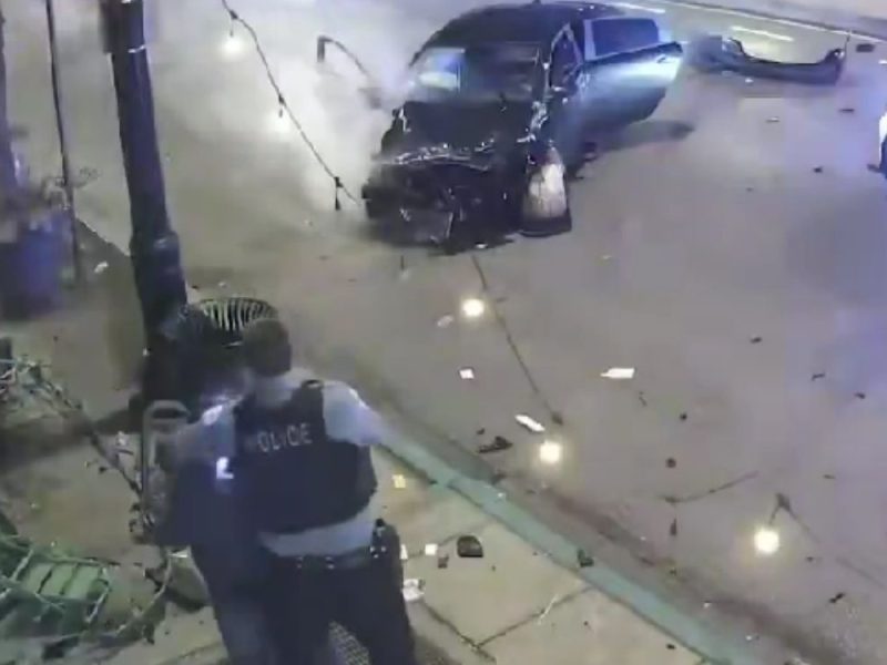 DRAMATIČNA POTERA NA ULICAMA ČIKAGA: Banda tinejdžera ukrala automobil, pa se zakucala u kafić! (VIDEO)