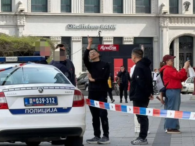 PALA SKELA U CENTRU NOVOG SADA: Povređena žena (55), građani sprečili radnike da sklone dokaze! (VIDEO)