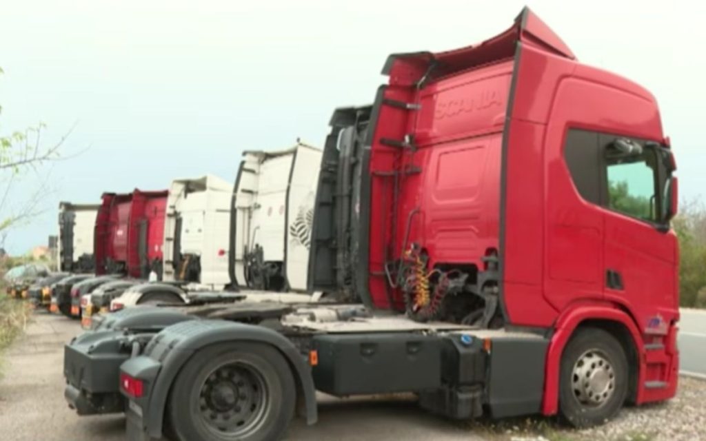 POČELA VELIKA BLOKADA U CRNOJ GORI, PREVOZNICI ODLUČNI: „Prolaz kamionima biće onemogućen do 17. aprila!“