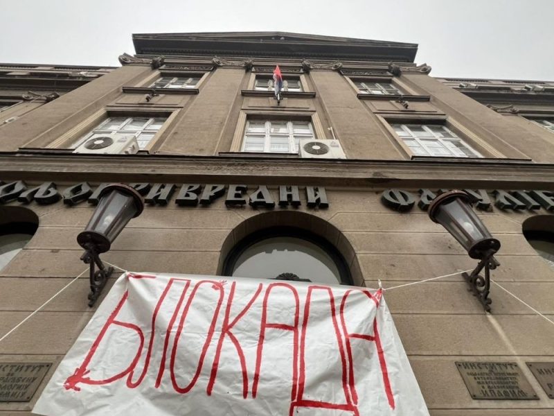 INSPEKTORI U CIVILU PRESRELI STUDENTE: Pretresali ih satima zbog „dojave“, u stanici završili zbog sprejeva i mašine za šivenje! (FOTO)