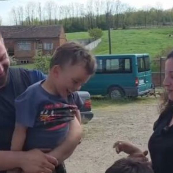 „VRATILI SMO SE DA ŽIVIMO SRPSKI, A NE AMERIČKI SAN“: Miloševići napustili Havaje i izabrali srpsko selo za odgajanje trojice sinova! (VIDEO)