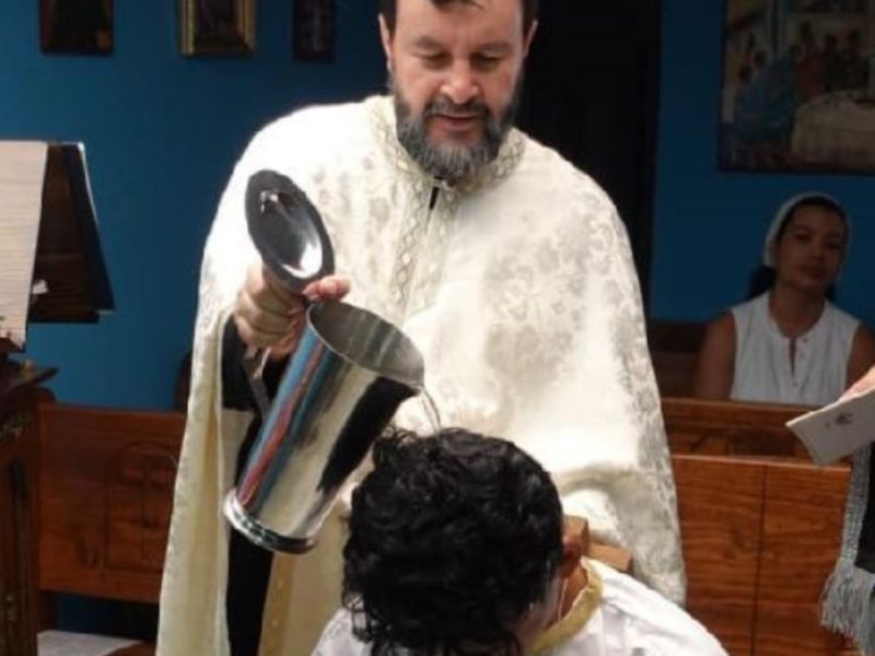 VASKRS U KOLUMBIJI: Otac Simeon krstio Amerikanca, dobio ime po srpskom patrijarhu! (FOTO)