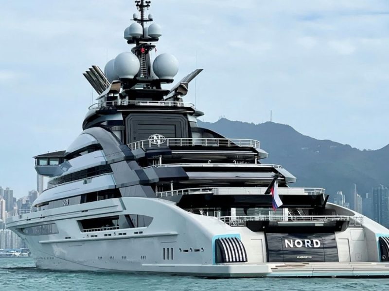 UPRKOS BLOKADI ORMUSKOG MOREUZA: Luksuzna ruska jahta  nesmetano prošla kroz pomorski kanal!