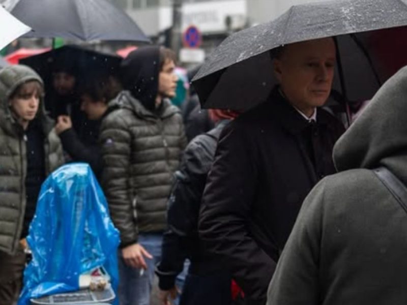 „DOK JE POKUŠAVAO DA POZOVE ADVOKATA, UDARIO GA POLICAJAC“: Studenti protestuju ispred policijske stanice, traže pravdu za kolegu! (VIDEO)