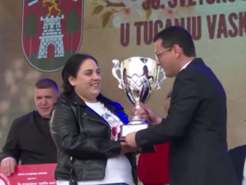„POBEDNIČKO JAJE TRAŽIM OD JANUARA“: Ivana je po drugi put šampionka sveta u tucanju uskršnjim jajima! (VIDEO)