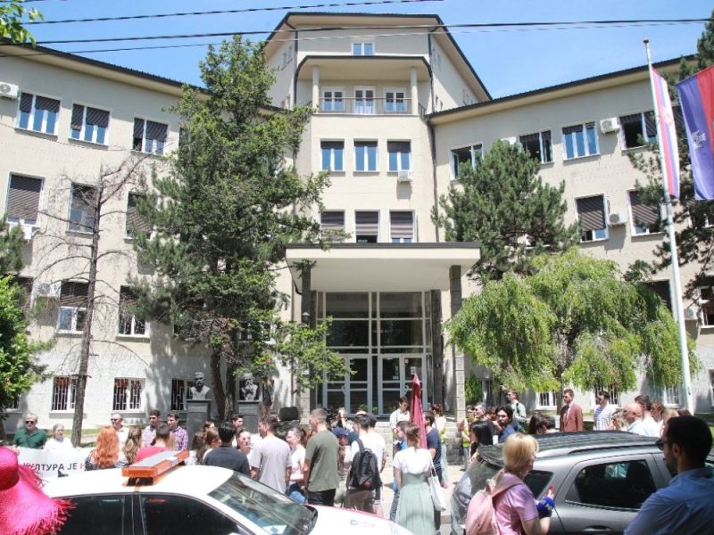 BLOKADA NA MEDICINSKOM FAKULTETU: Studenti zauzeli Dekanat, traže nove izbore i istragu protiv odgovornih za izbornu krađu! (VIDEO)