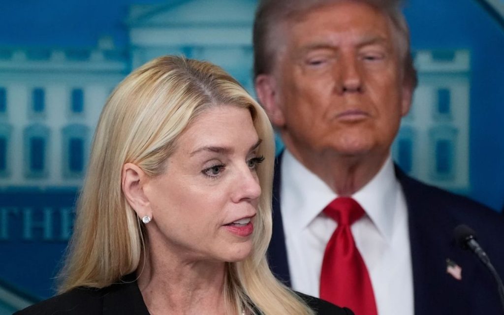 „ONA JE VELIKI PATRIOTA I LOJALAN PRIJATELJ“: Tramp smenio državnu tužiteljku Pem Bondi!