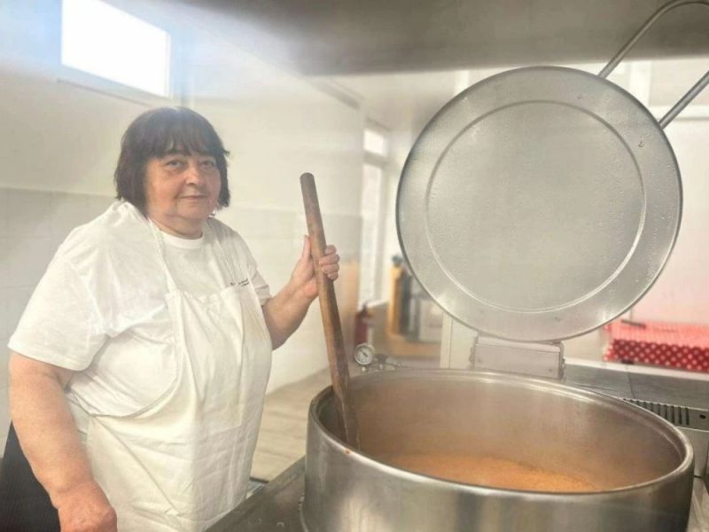 VELIKA ŠERPA, ALI JOŠ VEĆE SRCE: Miroslava je najstarija volonterka u Čačku, dvadeset godina hrani gladne i vraća im osmeh na lice!