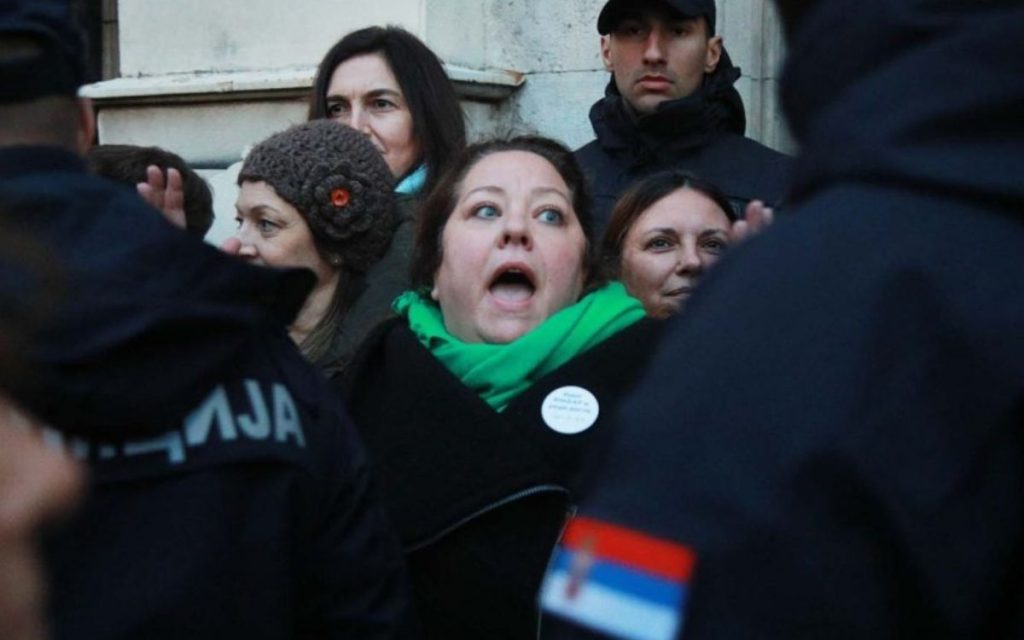 „NISAM ZNALA DA JE MATICA SRPSKA U VLASNIŠTVU SNS“: Operskoj pevačici zbog pevanja na protestu zabranjen nastup!