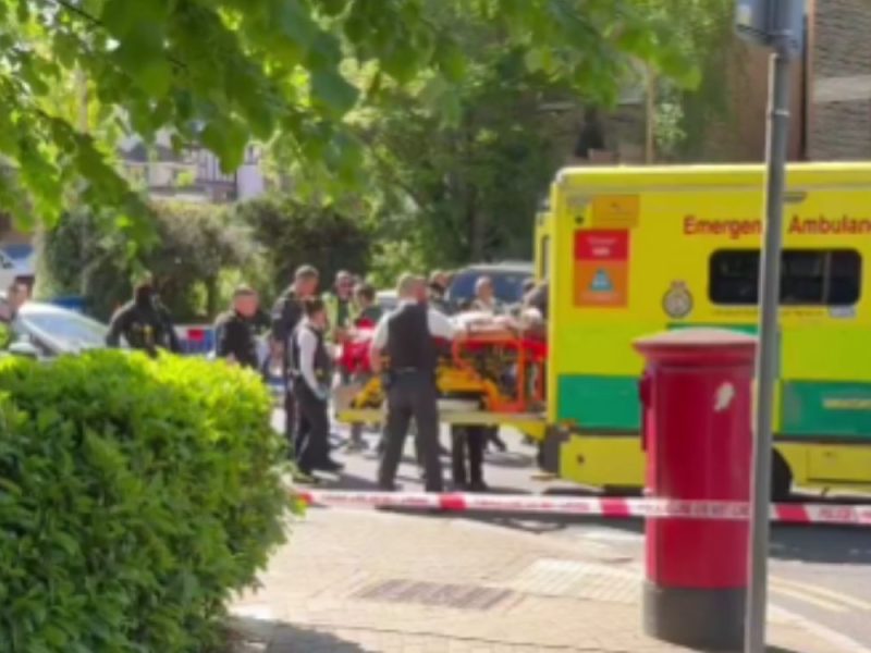 HOROR U LONDONU: Izbodena dvojica Jevreja, pomahnitali napadač krenuo nožem i na policiju! (VIDEO)