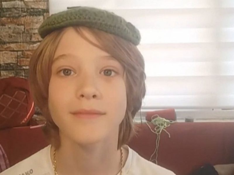 JEDNA PETLJA, JEDAN PRATILAC: Upoznajte Viktora, dečaka koji heklanjem ruši rekorde na mrežama i čuva srpsku tradiciju! (VIDEO)