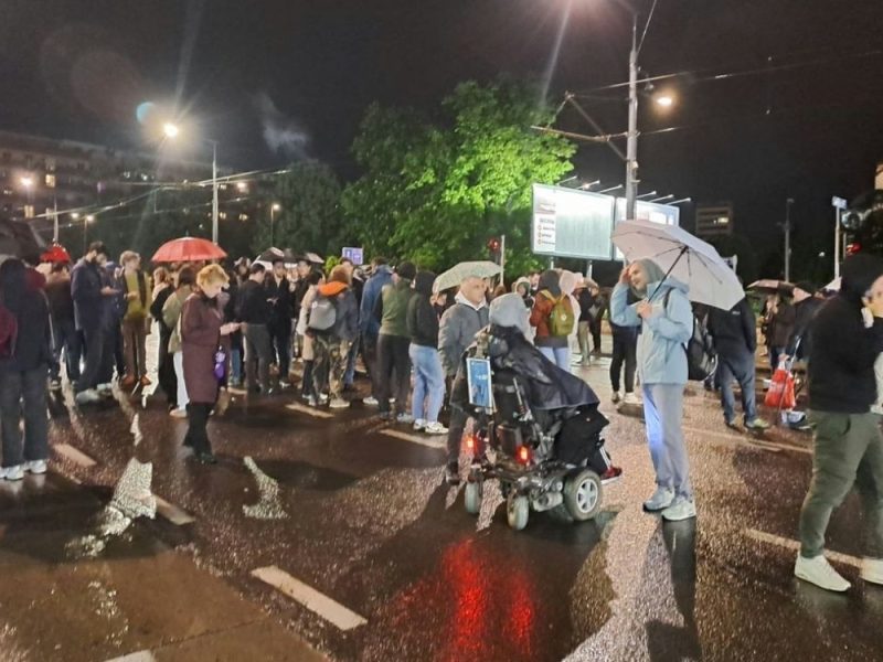 NAKON PRETNJI POLICIJOM I KRIVIČNIM PRIJAVAMA: Studenti Medicinskog izašli iz Dekanata, blokirali su Bulevar oslobođenja!