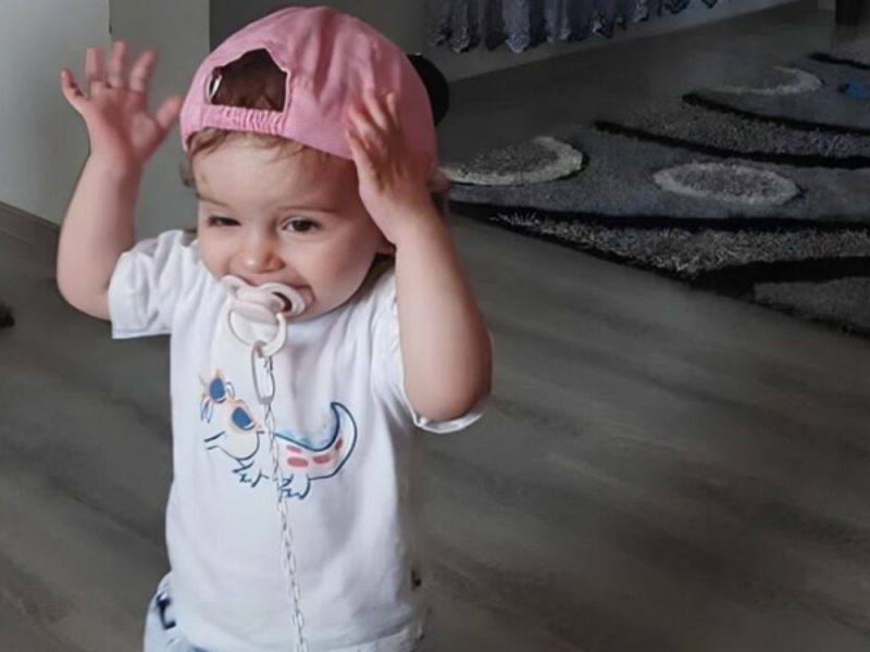 RODITELJI MALE DŽENE DOČEKALI PRAVDU: Lekari osuđeni na ukupno 17 i po godina zatvora zbog smrti devojčice tokom rutinske operacije! (VIDEO)