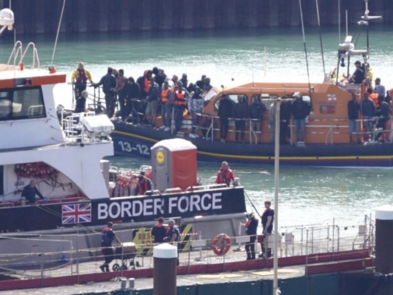 SKANDAL U VELIKOJ BRITANIJI: Advokati pomažu migrantima da glume LGBT kako bi dobili azil, uslugu naplaćuju 7.000 funti!