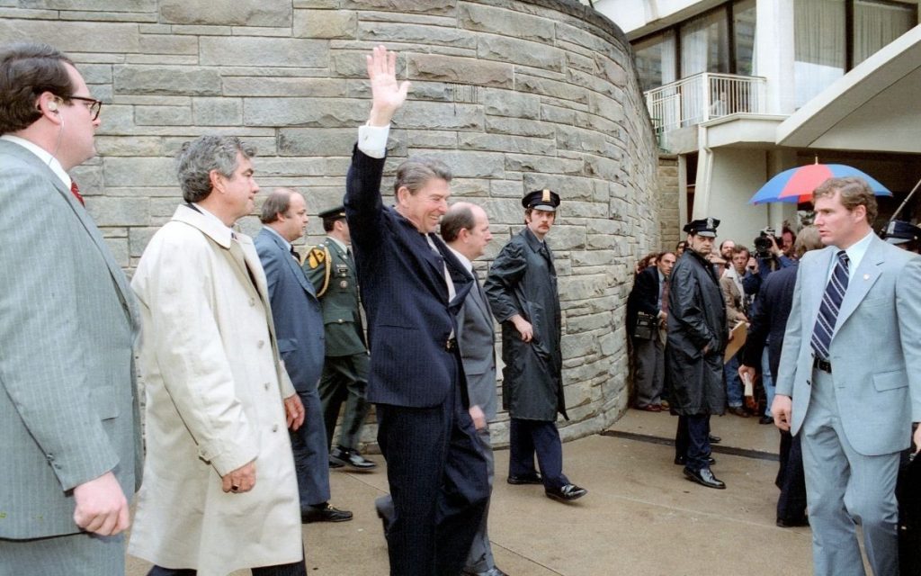 KOBNI HOTEL U VAŠINGTONU: U Hiltonu pre Trampa napadnut i ranjen Ronald Regan pre 45 godina!