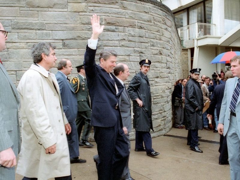 KOBNI HOTEL U VAŠINGTONU: U Hiltonu pre Trampa napadnut i ranjen Ronald Regan pre 45 godina!