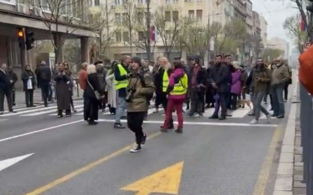 PROTEST NOVINARA ISPRED PREDSEDNIŠTVA: Demonstracije u Pionirskom parku zbog nasilja nad medijima, saobraćaj u centru obustavljen!