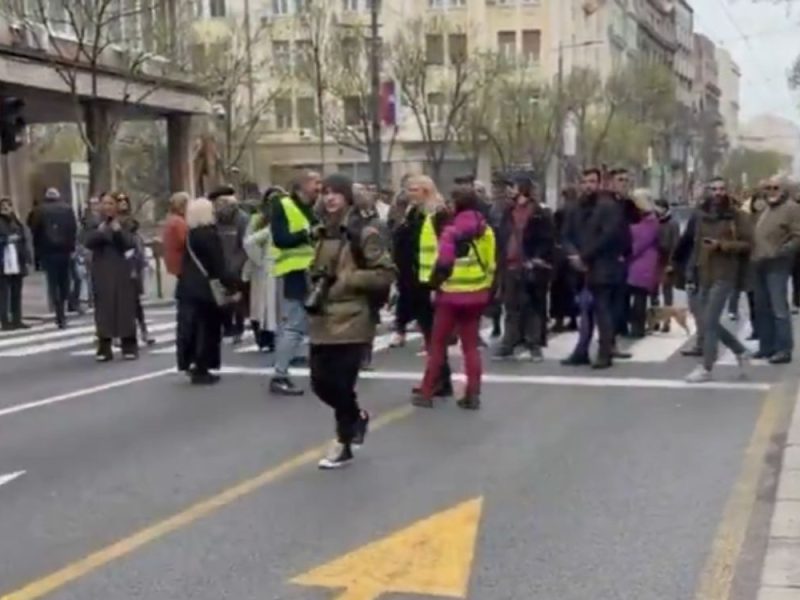 PROTEST NOVINARA ISPRED PREDSEDNIŠTVA: Demonstracije u Pionirskom parku zbog nasilja nad medijima, saobraćaj u centru obustavljen!