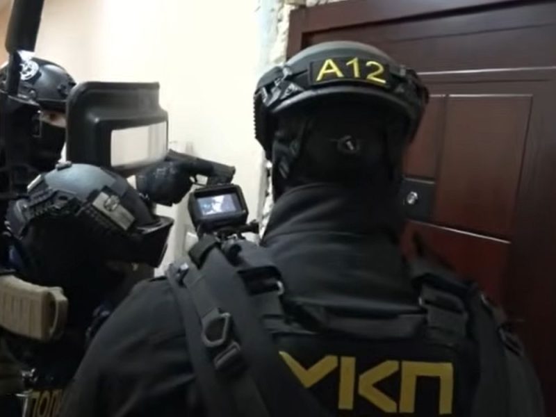 POLICIJA MU UPALA U STAN USRED NOĆI: Uhapšen osumnjičeni za bombaški napad na teretanu u Zemunu! (VIDEO)