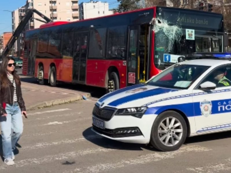 SAOBRAĆAJNA NESREĆA U NIŠU: Autobus izgubio kontrolu i zabio se u stanicu, jedna osoba prebačena u bolnicu! (VIDEO)