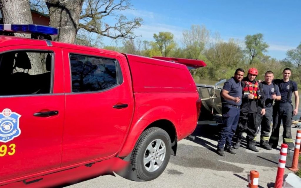 HEROJSKA AKCIJA VATROGASACA NA VELIKOJ MORAVI: Muškarac ispao iz čamca i počeo da se davi, spasli ga u poslednjem trenutku! (FOTO)
