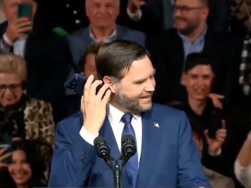 VENS POZVAO TRAMPA TELEFONOM SA ORBANOVOG MITINGA: Evo kako su okupljeni reagovali na uključenje američkog predsednika! (VIDEO)