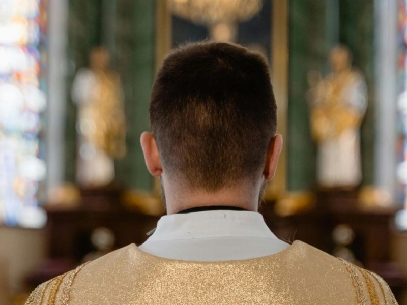 SKANDAL U HRVATSKOJ: Sveštenik (35) optužen za seksualno zlostavljanje, pet godina „polno iskorišćavao maloletne osobe“!